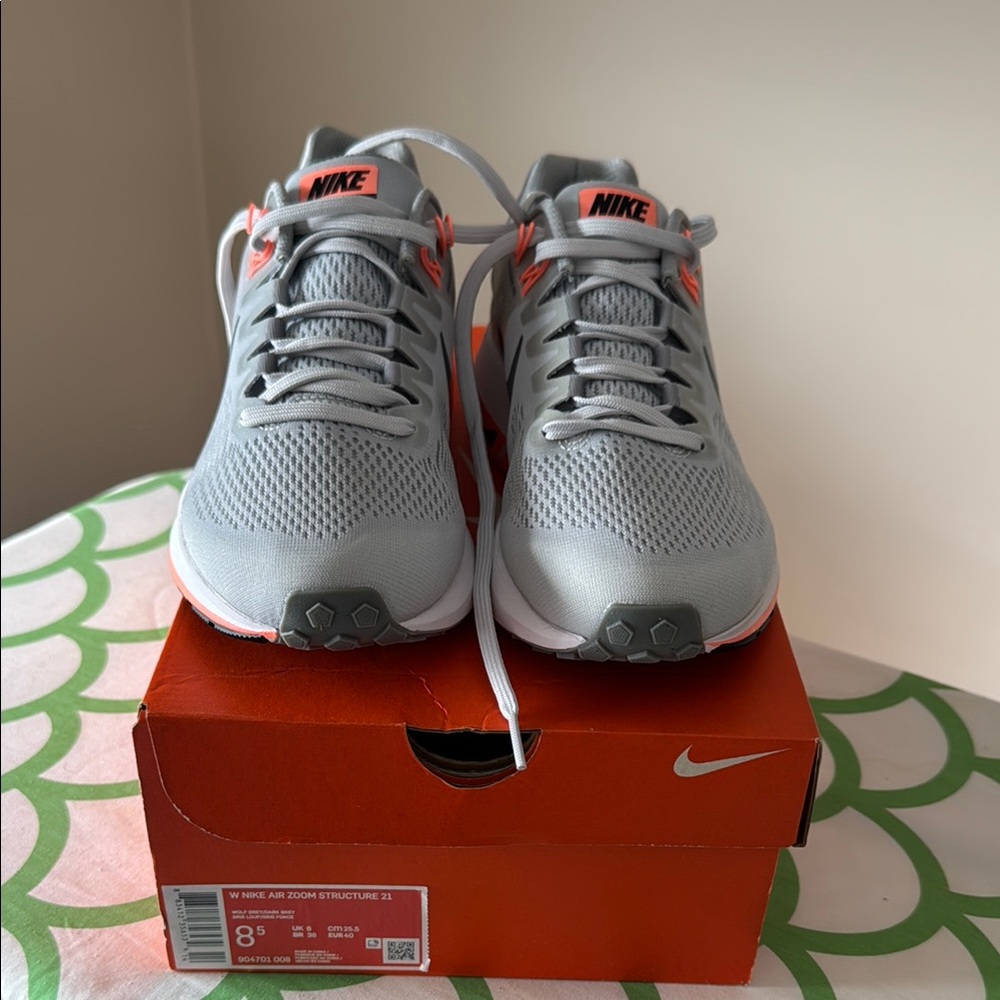 Women’s Nike Air Zoom Structure 21 Gray Sneakers size 8.5